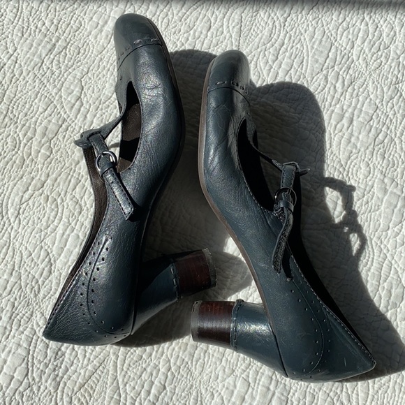 Biviel Shoes - Biviel Vintage Style Navy Shoe with Fun Heel. Sz 8